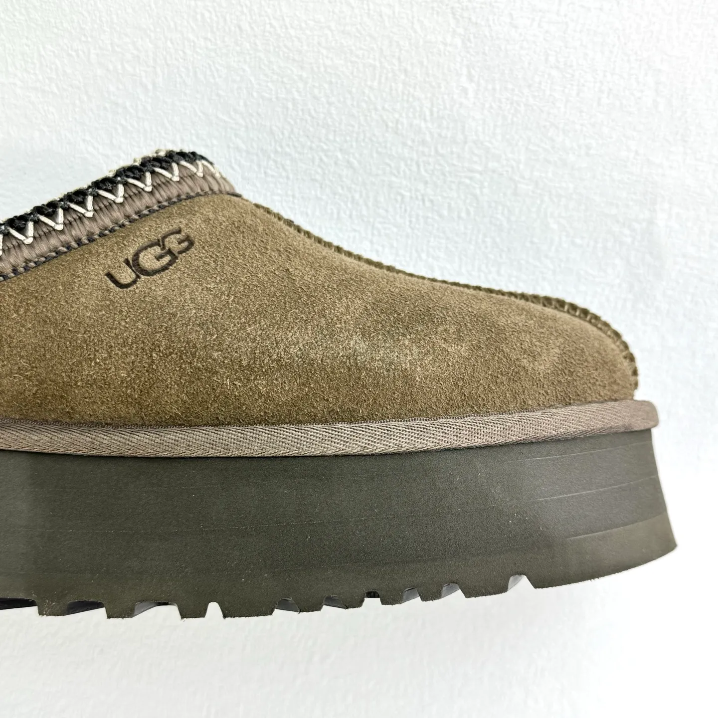 💰400 UGG Tats series thickened model Mule style toe-cap 5CM half slippers Ethnic style autumn and winter snow boots High-quality sheepskin and wool Integrated with high quality Warmth and heat sealing Made of TPU molded suede upper material Embedded with artificial curly wool plush lining and 10mm UGGPURE™ implanted wool lining and removable UGGPURE™ implanted wool insole Lightweight non-slip and comfortable rubber outsole with brand LOGO With complete packaging Official item number: 11225532722 Size: 35 36 37 38 39 40